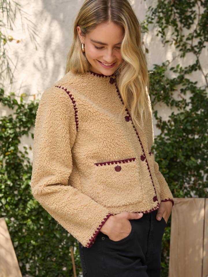 Veste Sherpa avec surpiqûre contrastante. pour la vente par SKIES ARE BLUE