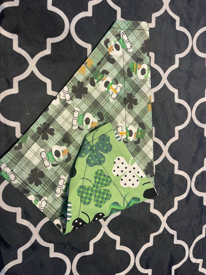 Bandana pour chien pour la vente par Creations by Kayla