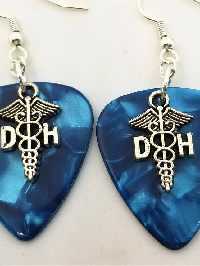 Boucles d'oreilles à breloques Caduceus, hygiéniste dentaire, guitare pour la vente par Simply Raevyn