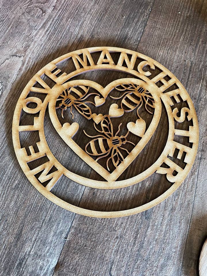 Plaque ronde cœur d'abeille pour la vente par manchester laser cuts