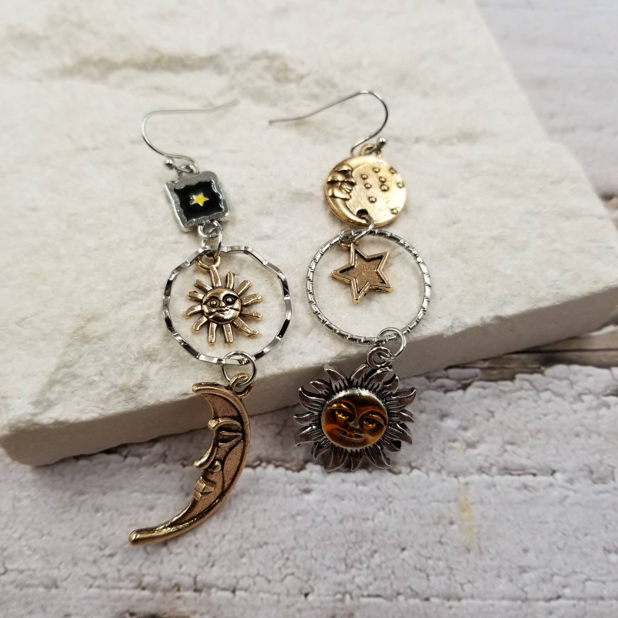 Treasure Wholesale – wholesale Hängande örhängen – Klassiska Måne Sol Oregelbundna Örhängen2