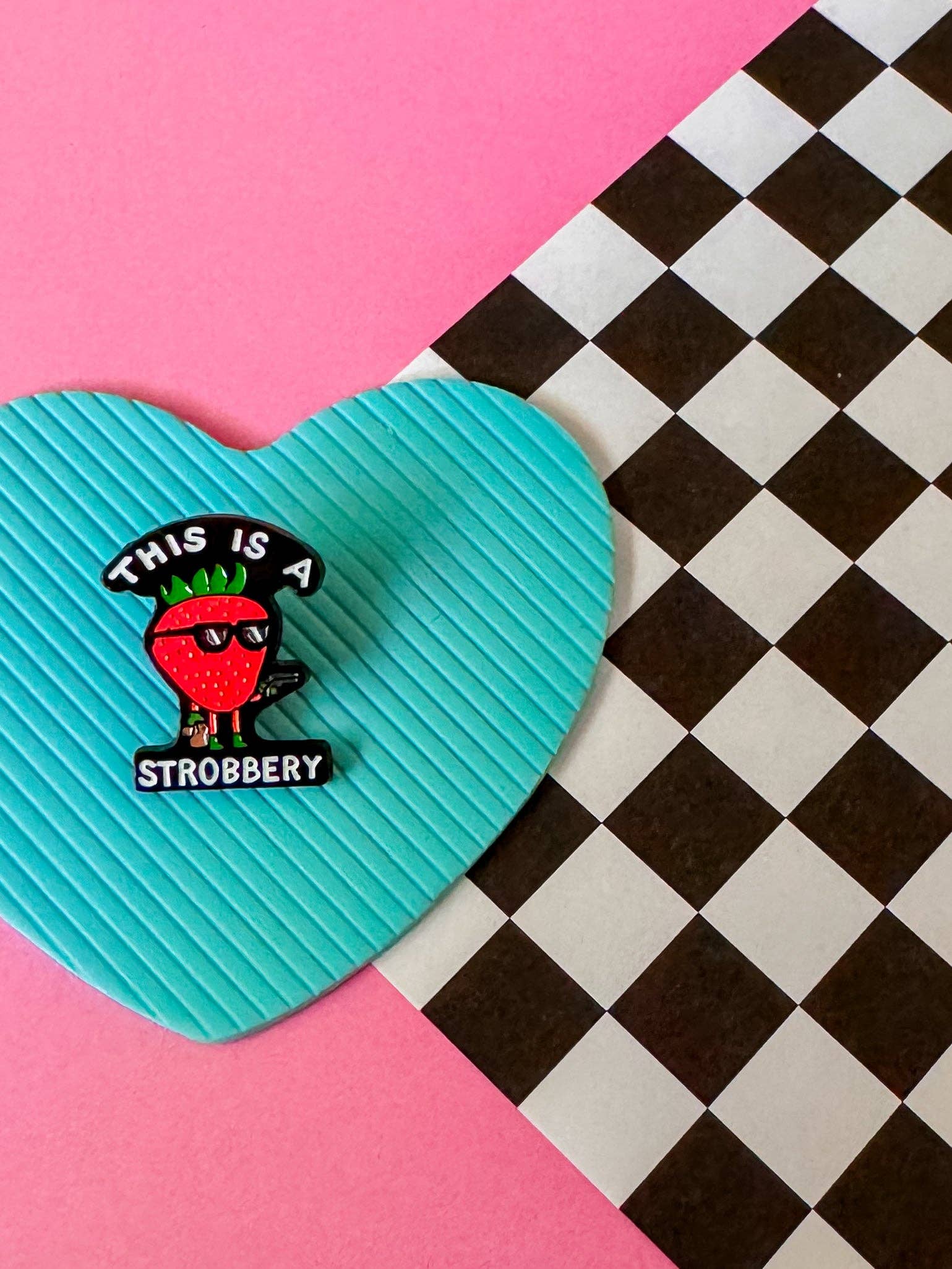 Larry’s Waffle Shop – Engroshandel Reversnål/knap – Jordbærtyveri | Emaljepin2