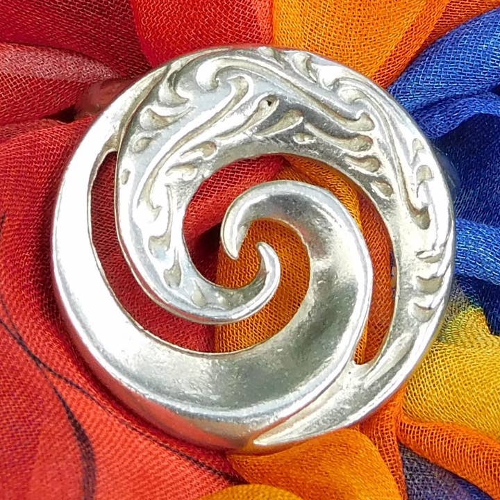 Sciarpa a spirale Koru anello in peltro fuso a mano da William Sturt per la vendita all'ingrosso da parte di William Sturt Fine Pewter
