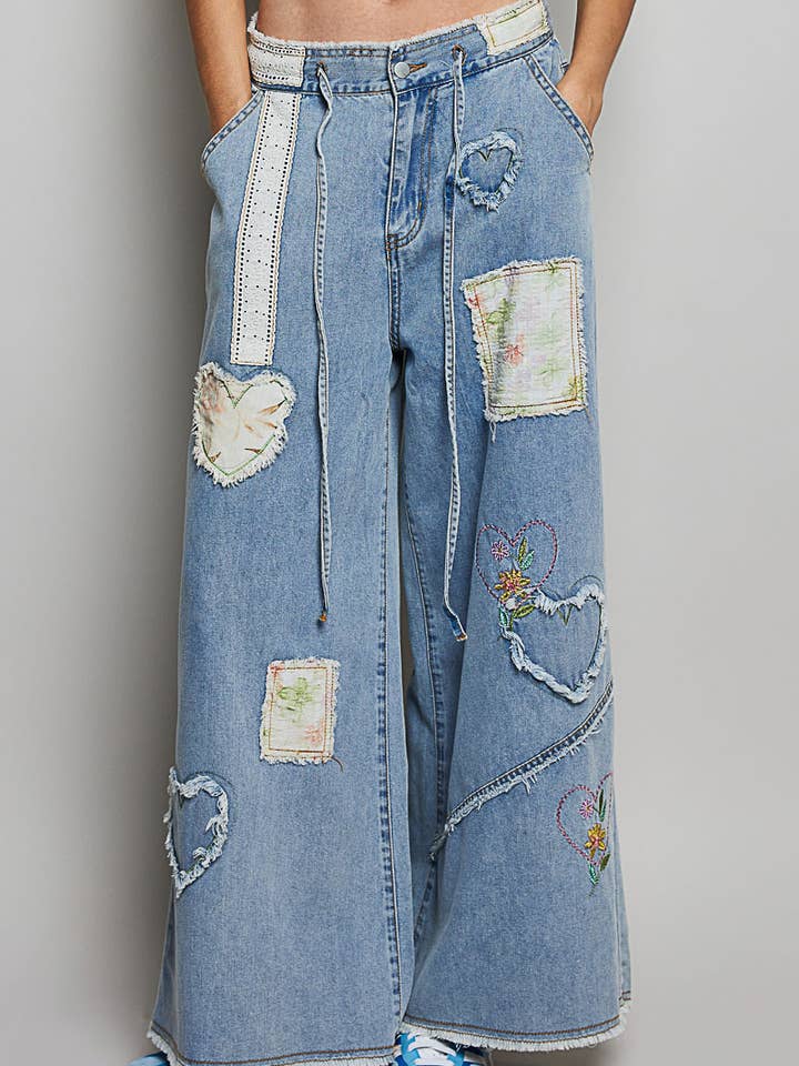 Pantalon en denim large avec bande élastique à la taille, imprimé floral en forme de cœur et patch. pour la vente par Pol Clothing