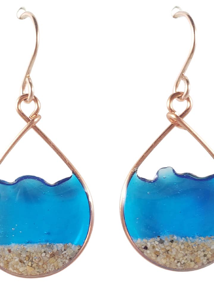 Pendientes de agua y arena de color azul marino en oro rosa, pequeños para venta al por mayor de Skinny Pig Designs