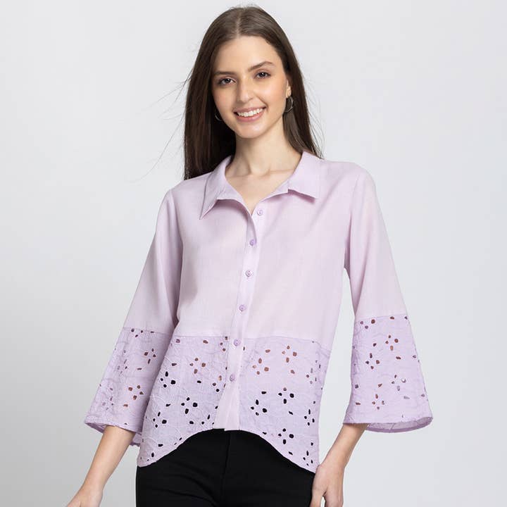 Lavendelfärgad skjorta med broderad spridkrage och knäppning. för wholesale av Benares