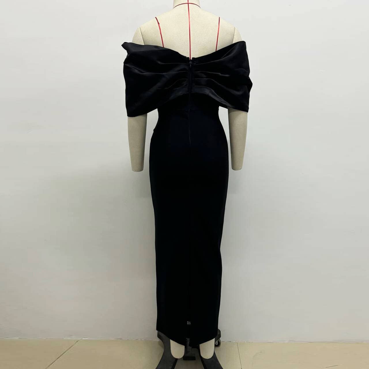 Productseeker – Vestido comprido - Mulher por atacado – DR829 Vestido de Outono com Ombros Descobertos e Laço de Strass3