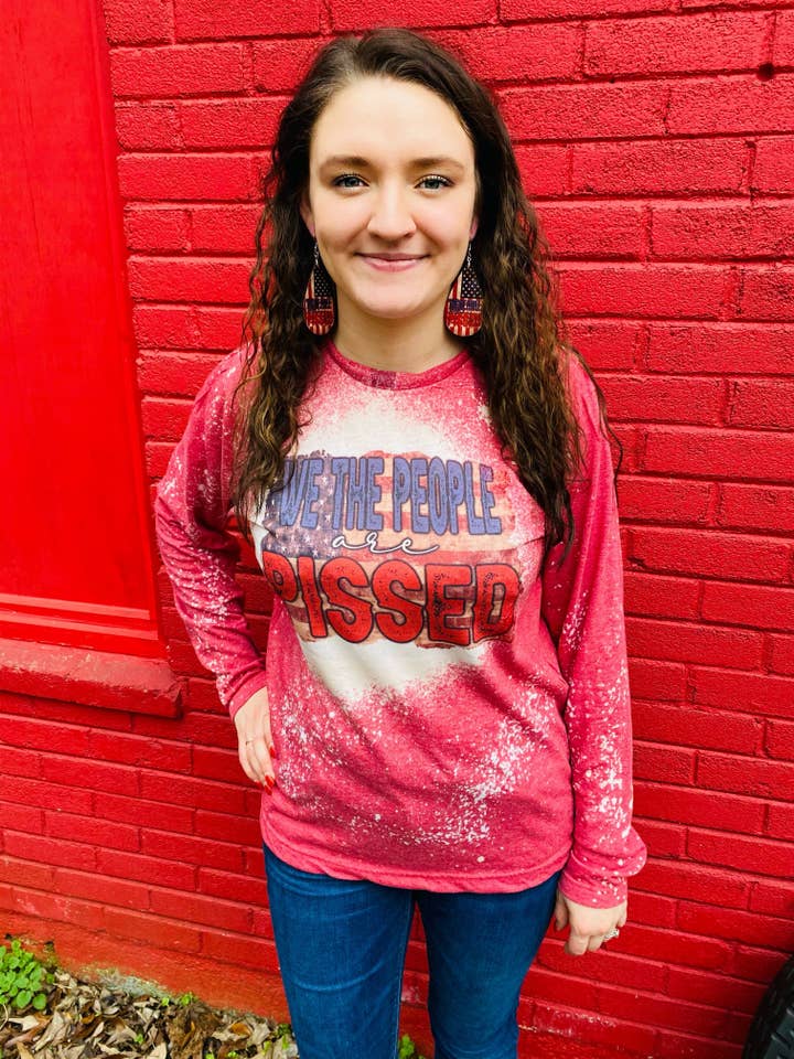 T-shirt à manches courtes avec inscription « We the people are pissed » pour la vente par Cute As A Rustic Button