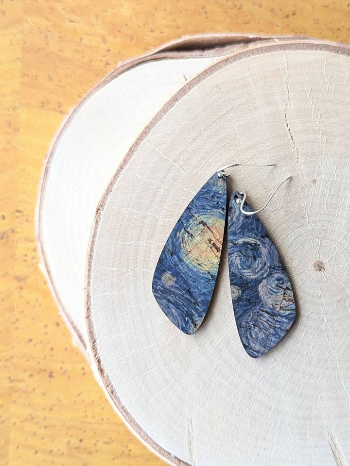 Stjerneklar Nat Kork Øreringe - Lille Vinge for engroshandel hos Hello Lovely Cork Co.