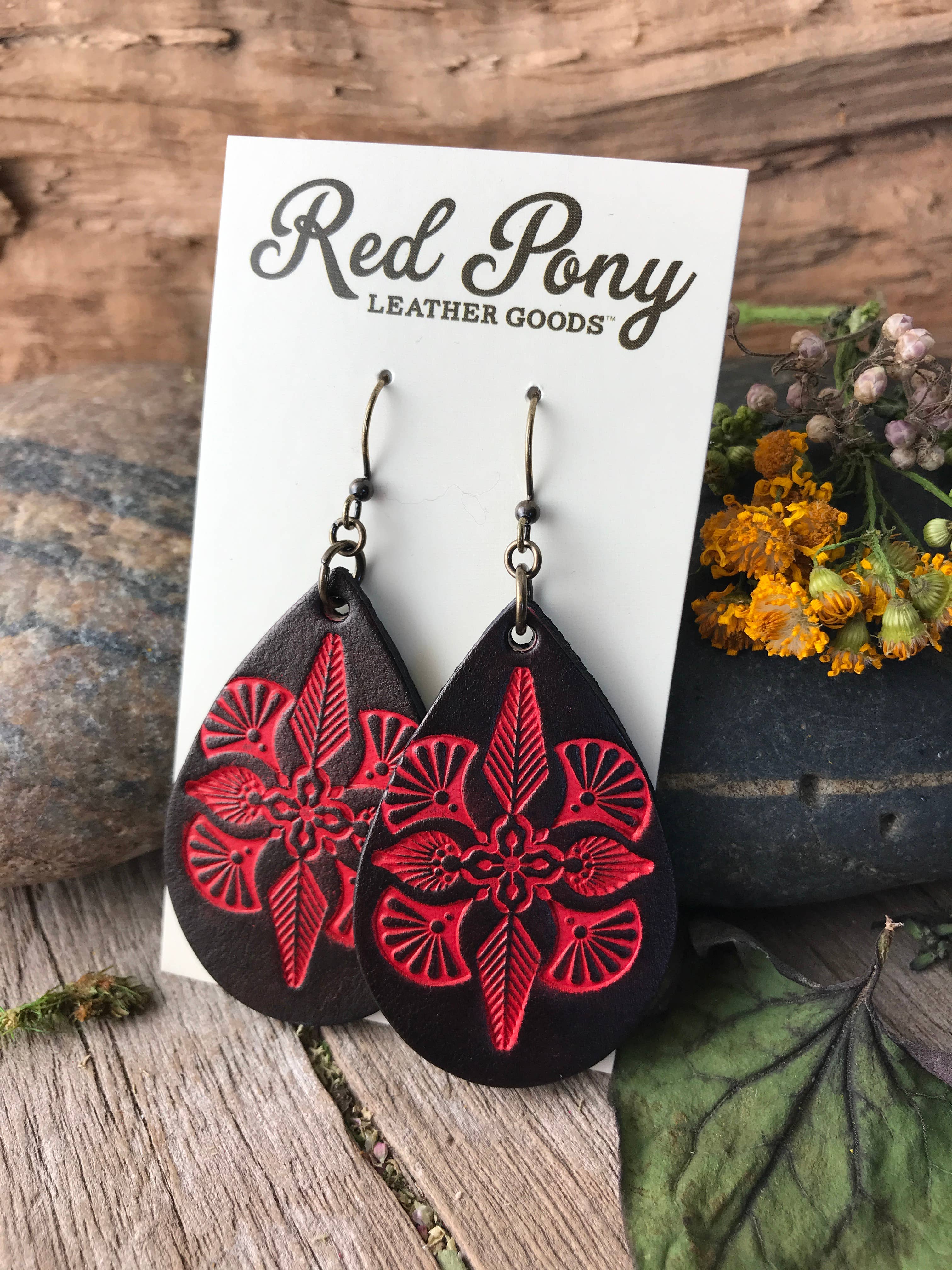 Red Pony Leather Goods – Engroshandel Hængeøreringe og creoløreringe – Håndværktøj Mandala læder øreringe i lyse farver0