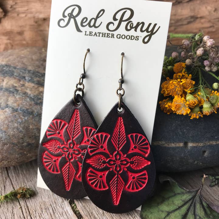 Red Pony Leather Goods – Engroshandel Hængeøreringe og creoløreringe – Håndværktøj Mandala læder øreringe i lyse farver