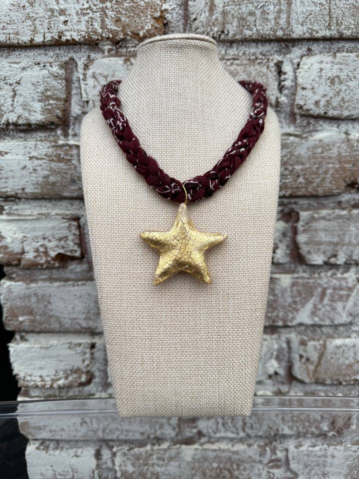 Bandana épais marron avec collier étoile dorée pour la vente par Chic’d Out