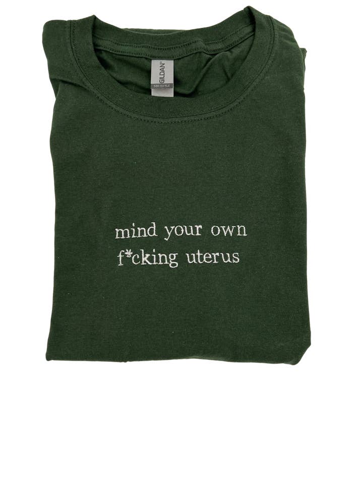 Camiseta "Cuida do Teu Próprio Útero" por atacado de Totally Iced Out