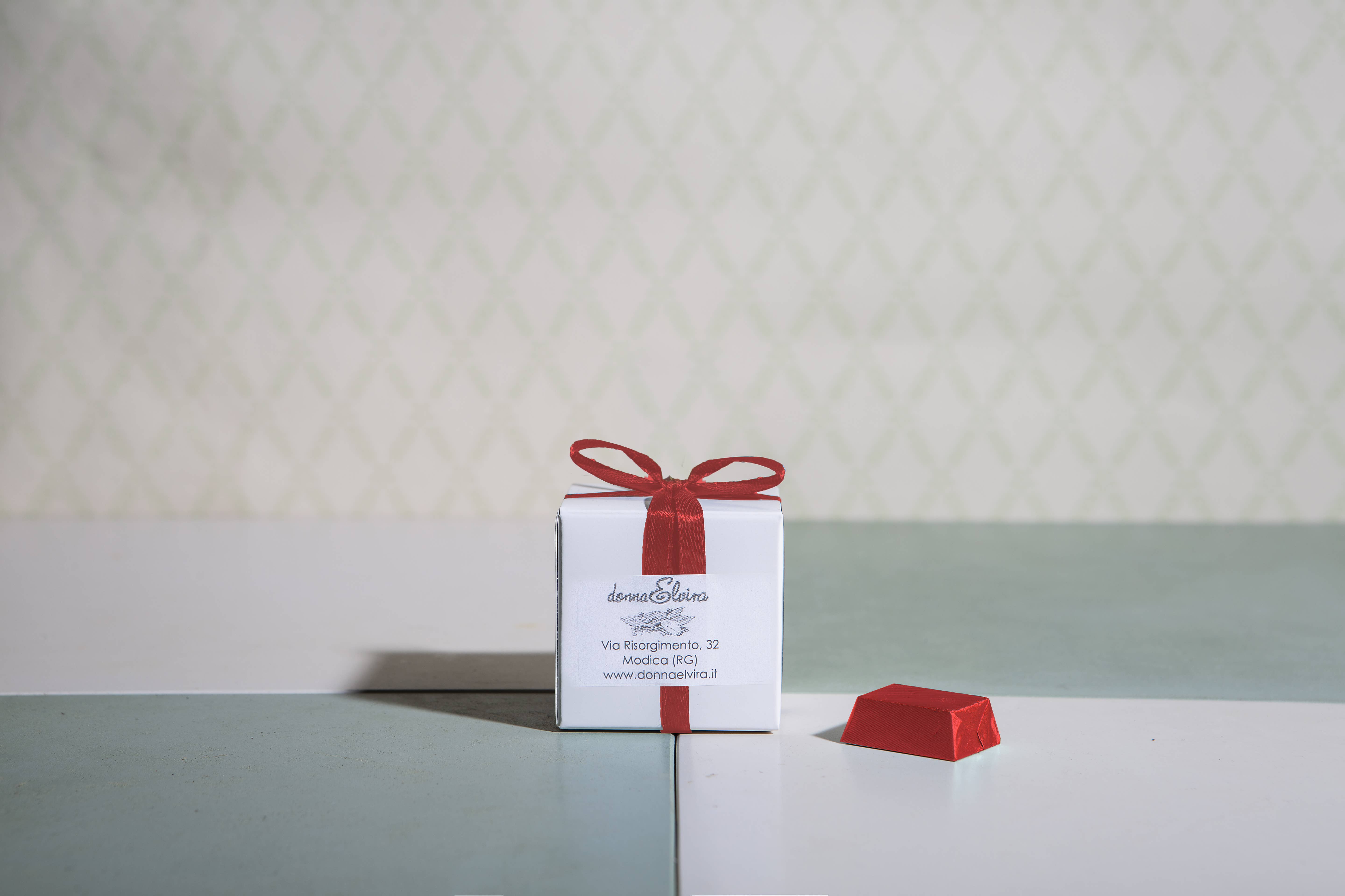 DONNA ELVIRA dolceria di Roccasalva Elvira - Wholesale Chocolate Box - CUSTOMIZABLE BOX OF 16 ASSORTED CHOCOLATES1