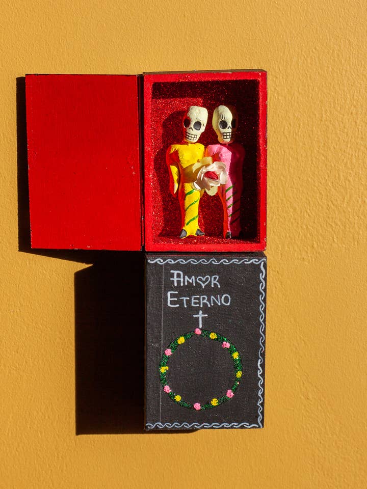 Cercueil Amor Eterno - Women couple for wholesale by Tienda Esquipulas distribution