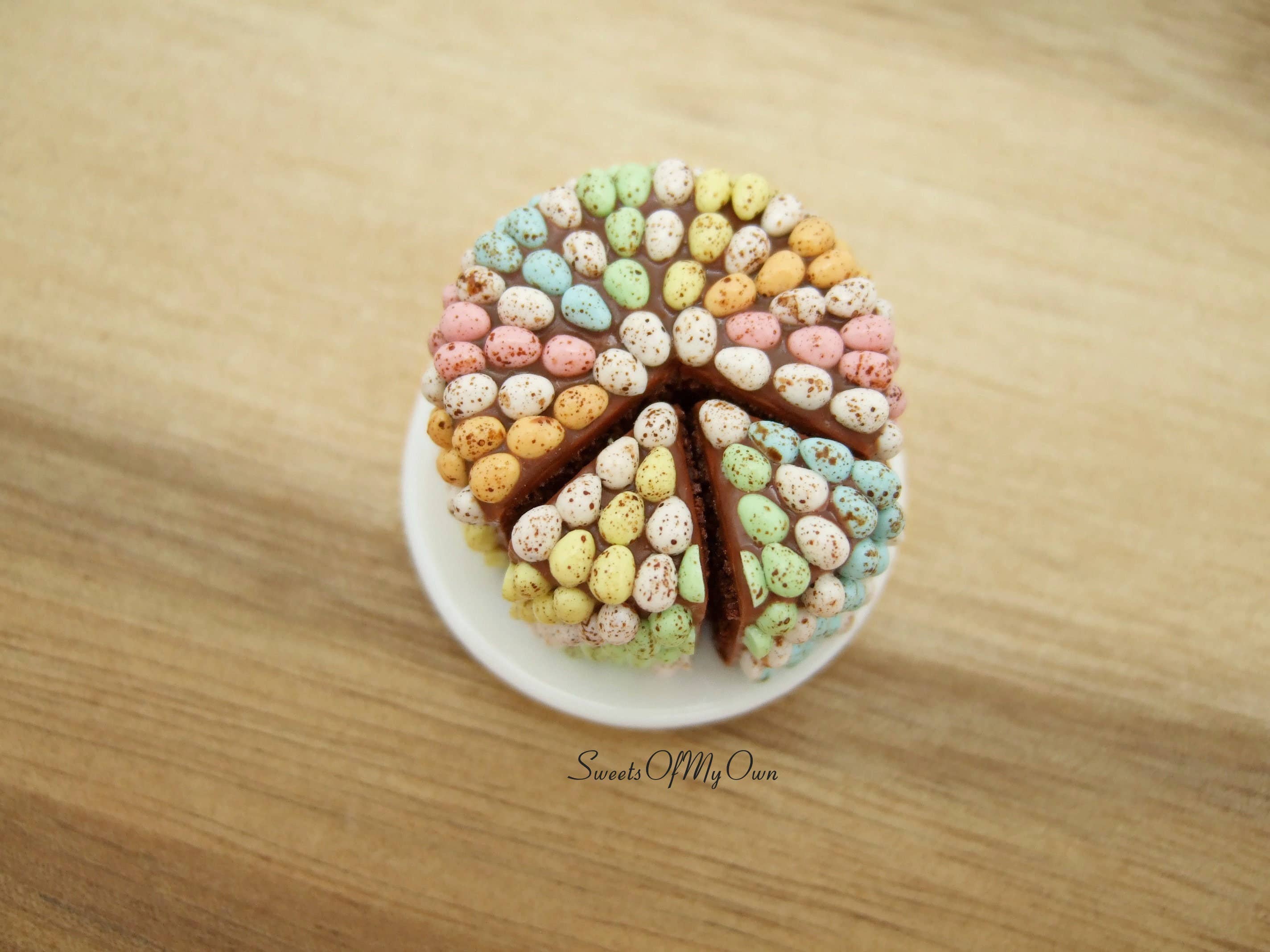 Sweetsofmyown - Vente Décorations de table - Gâteau au chocolat miniature recouvert de 216 mini œufs4