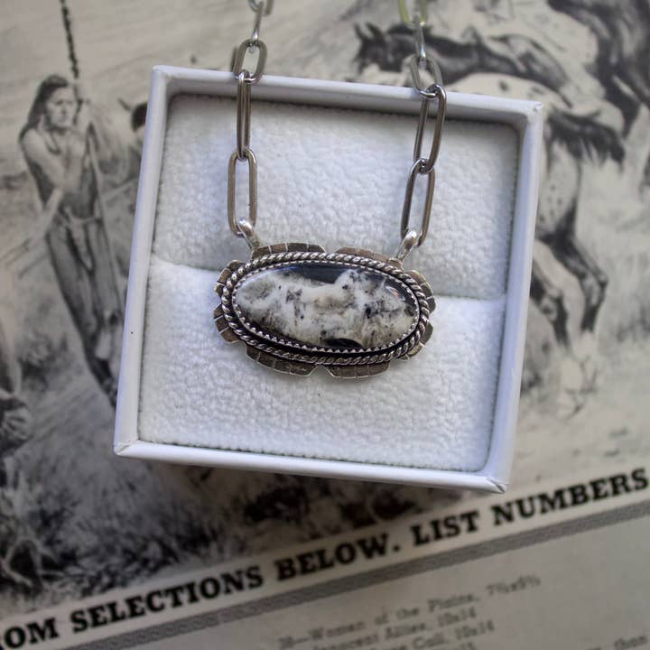 Weiße Büffel-Halskette für den Großhandel von The Diamond J