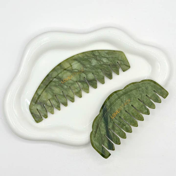 Peigne Gua Sha en jade pour cuir chevelu et cou pour la vente par Love Attack