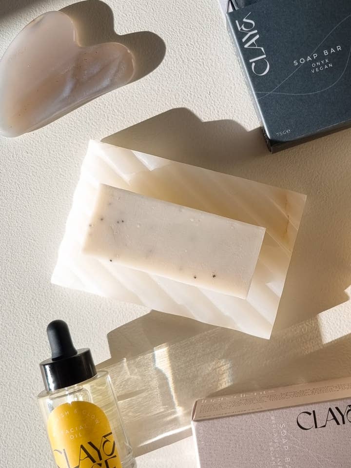 Porte-savon en onyx blanc pour la vente par Clay & Rose