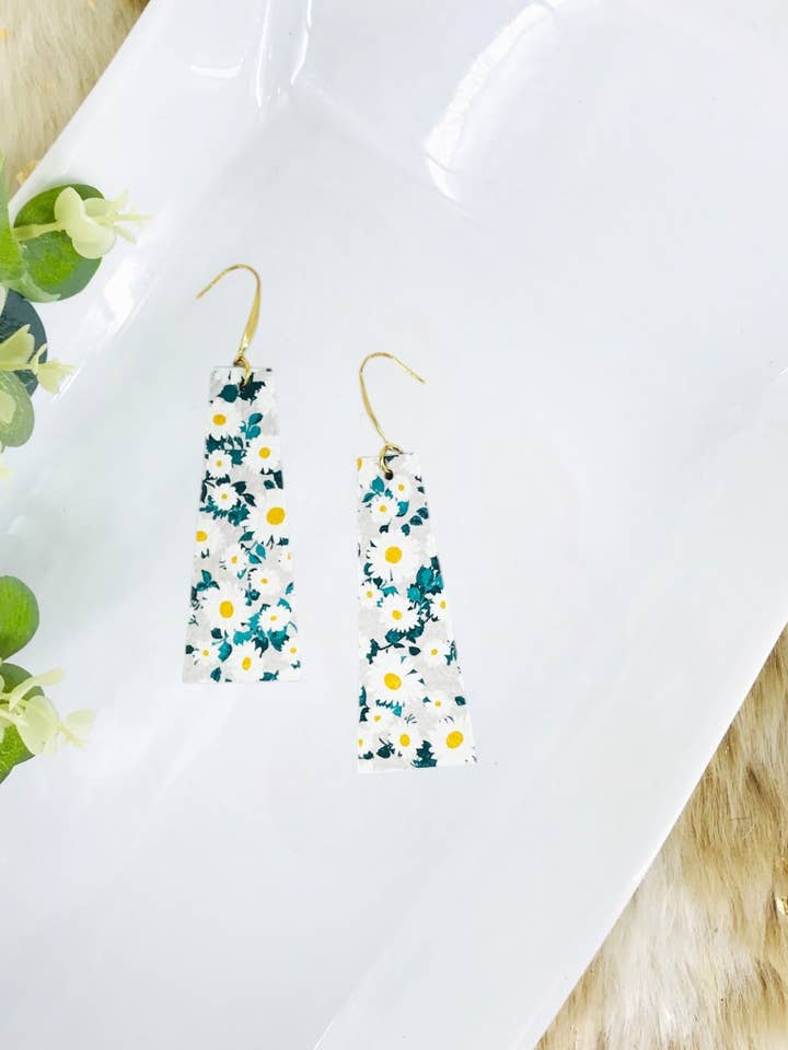 Daisy leren oorbellen - E19-2826 voor wholesale door Magnolia & Peach Jewelry Boutique, LLC