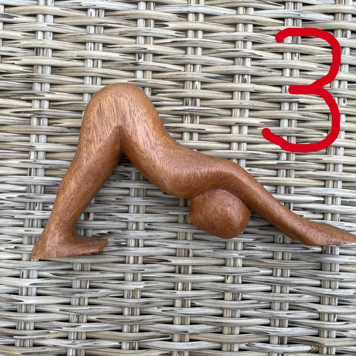 Handsnidade träkonst med yogapositioner - Fridfull och andlig heminredning för wholesale av Ubud Glass