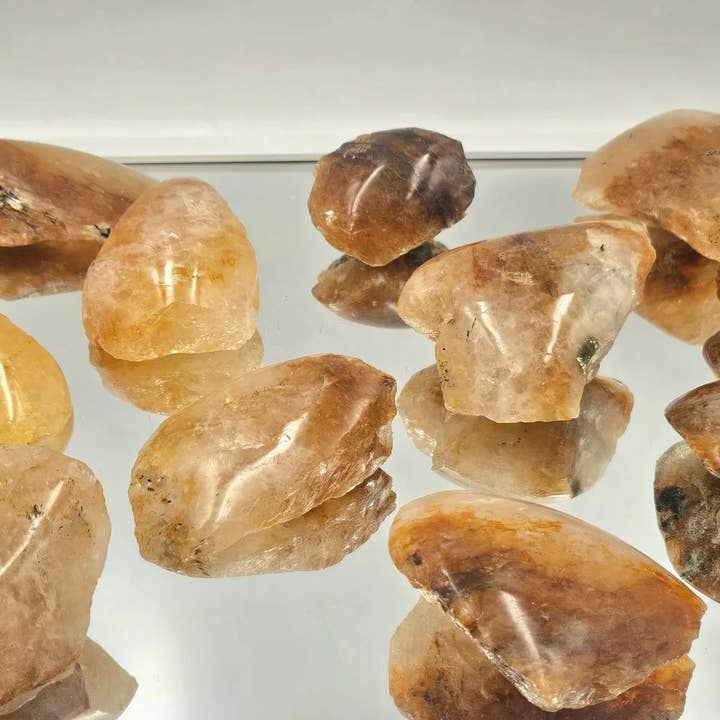 Distinction Crystals – Großhandel Spiritueller Stein/Kristall – Golden Healer Quarzkristall, halbpoliert, 1 kg Packung