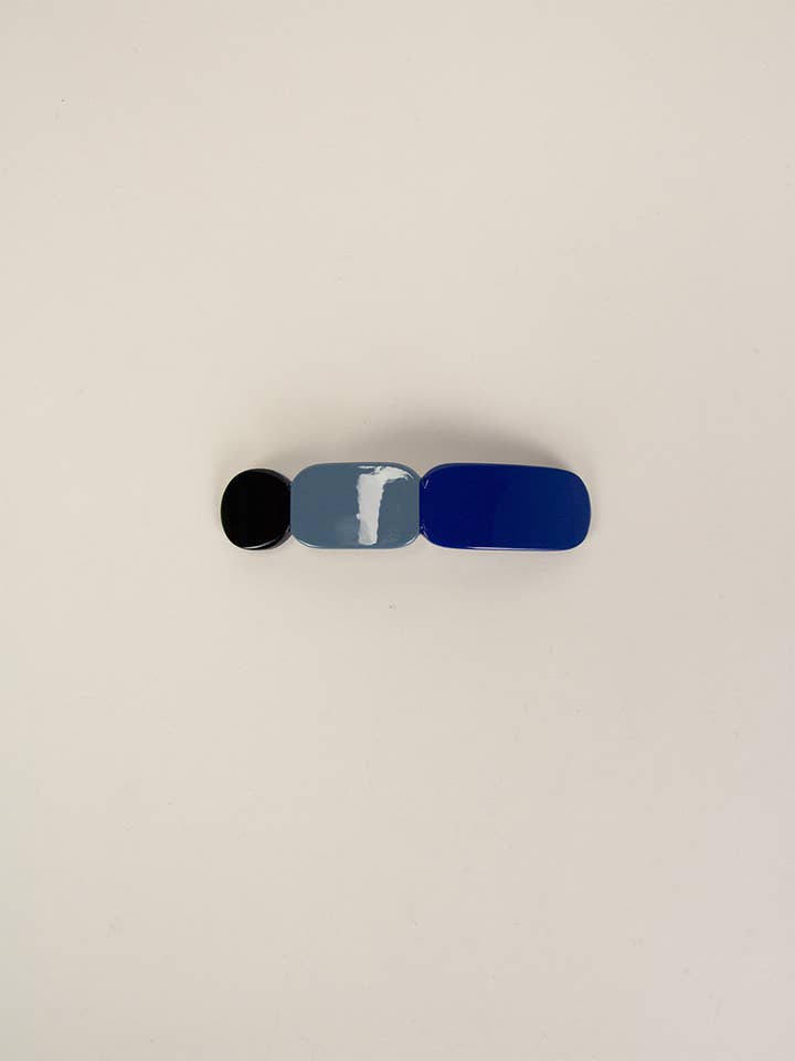 Fermaglio Totem in corno nero e lacca blu per la vendita all'ingrosso da parte di rivêt - L'Indochineur