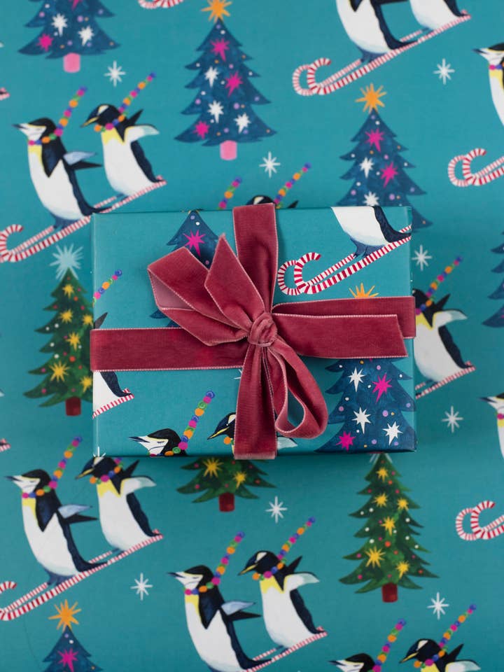 Emballage cadeau de Noël de luxe « Christmas Penguin Race » pour la vente par Hutch Cassidy (Greetings Cards and Paper Goods)