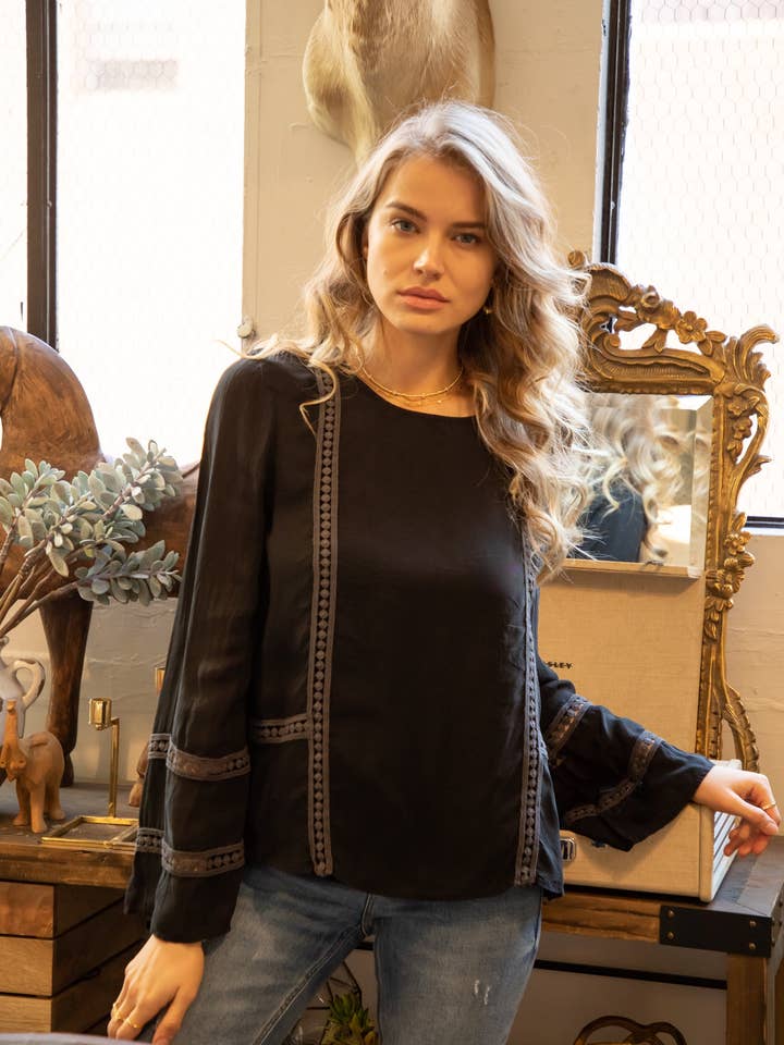 Haut à manches longues évasées inspiré bohème pour la vente par Maven West