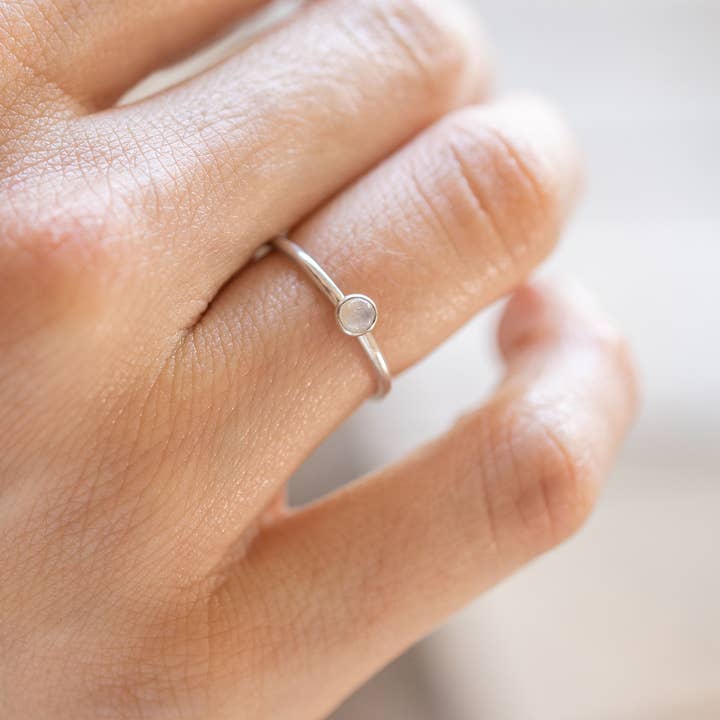 Mini anello impilabile in argento con pietra di luna per la vendita all'ingrosso da parte di The Land of Salt