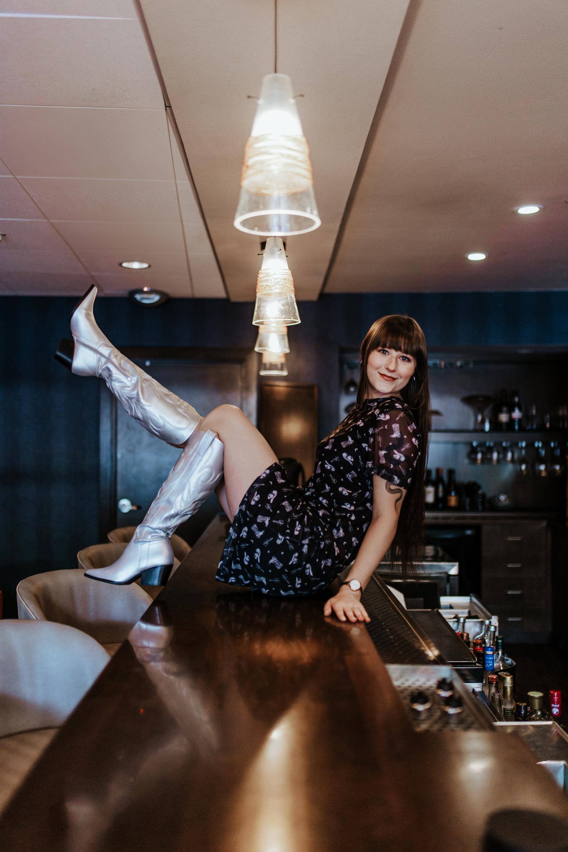 Sort MK380 Black Hills Guld kortærmet mesh-kapekjole for engroshandel på Faire1