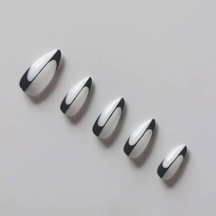 Hvid håndlavet gelpresse på negle Medium mandel abstrakt design for engroshandel hos vibeficant
