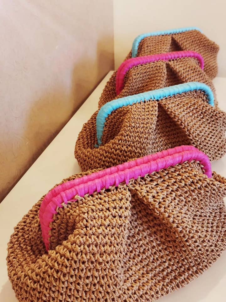 Handgjord virkad clutchväska i naturfärg med färgstark kant för wholesale av Design company-Fatma Balkir