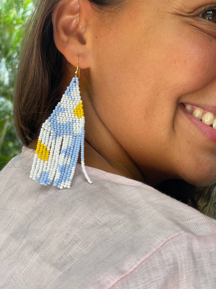 Pastell Groovy flower power pärlformade handgjorda örhängen för wholesale av Con Cariño Design