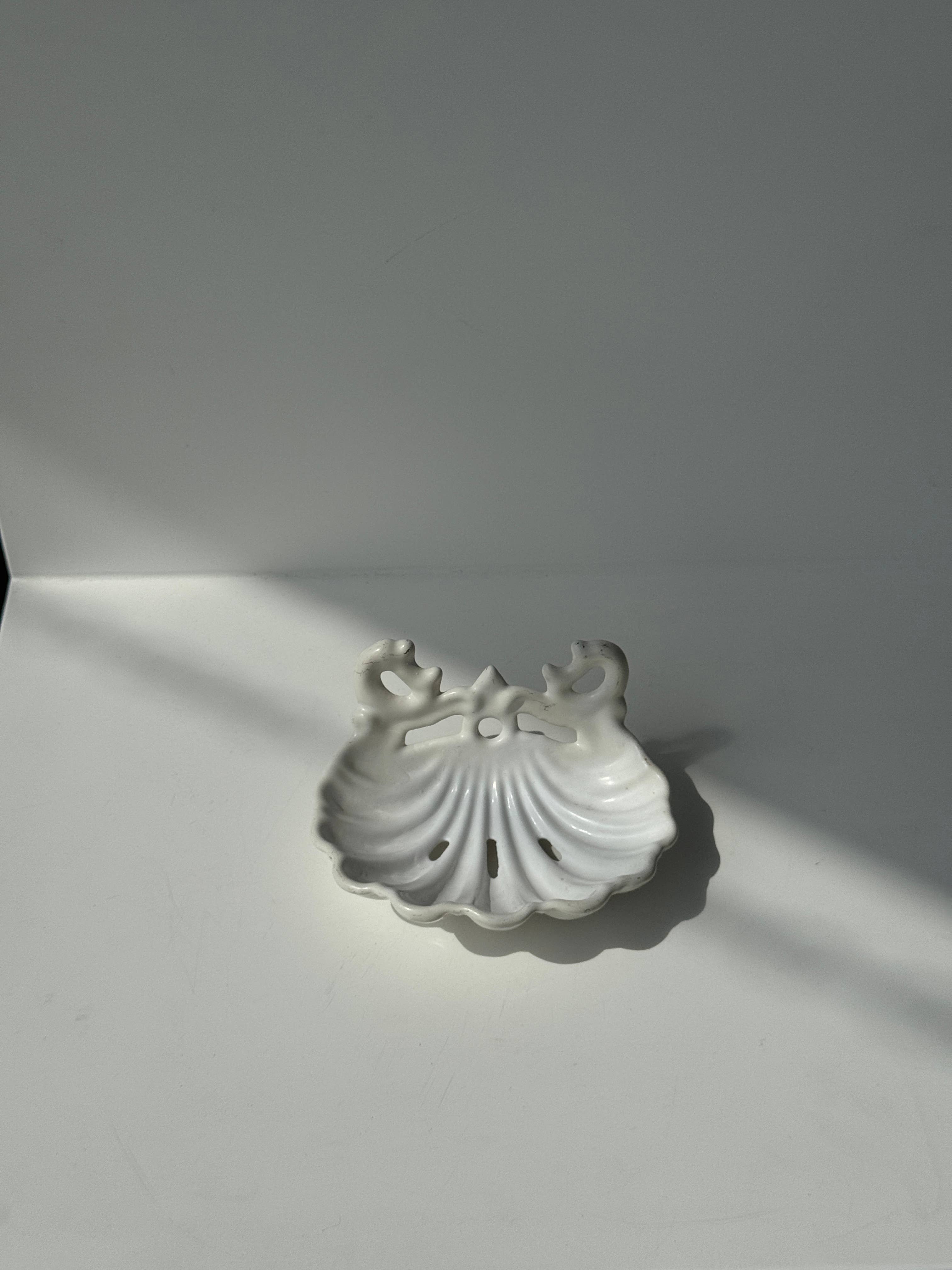 Office Objets - Wholesale Bath Soap Dish - Cast iron shell-shaped soap dish painted white H73
