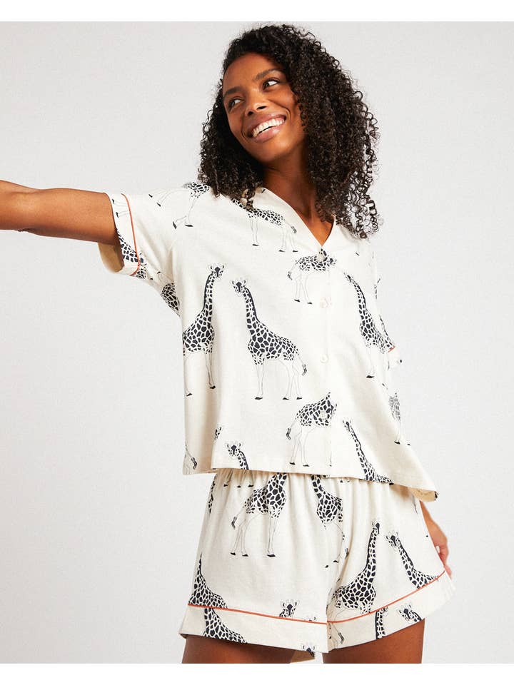 Hvid Økologisk bomuldspyjamas med girafprint for engroshandel på Faire4