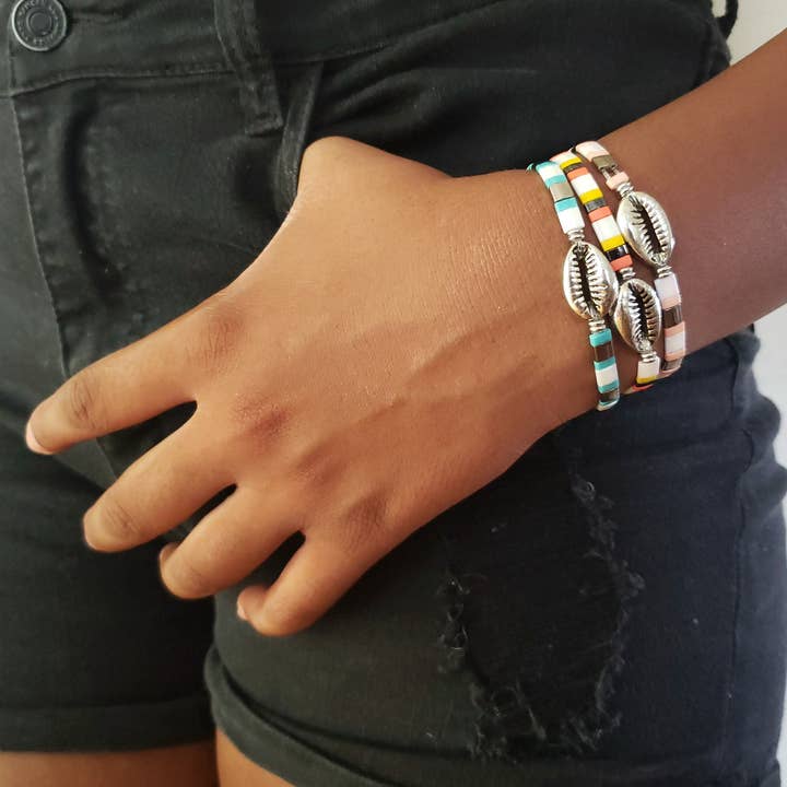 Stretch-Armband mit tropischer Kaurimuschel 3er für den Großhandel von Ilze Jewelry