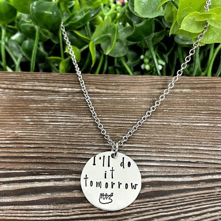 Collana stampata a mano con scritta «I'll do it Tomorrow» per la vendita all'ingrosso da parte di Handmade by Marlayna
