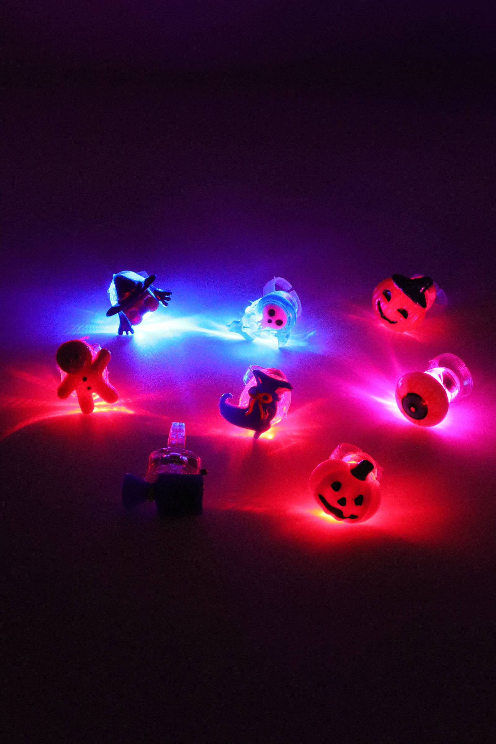 SURTIDO Anillo con luz LED de resina de Halloween - 24 piezas de venta al por mayor en Faire1