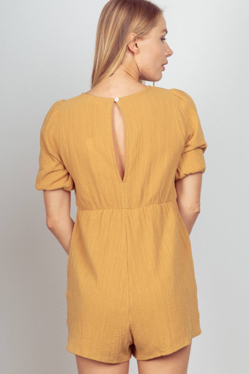 VERY J - Vendita all'ingrosso Tutina - Donna - Pagliaccetto in tessuto solido con maniche a sbuffo con dettagli in pizzo NP7038711