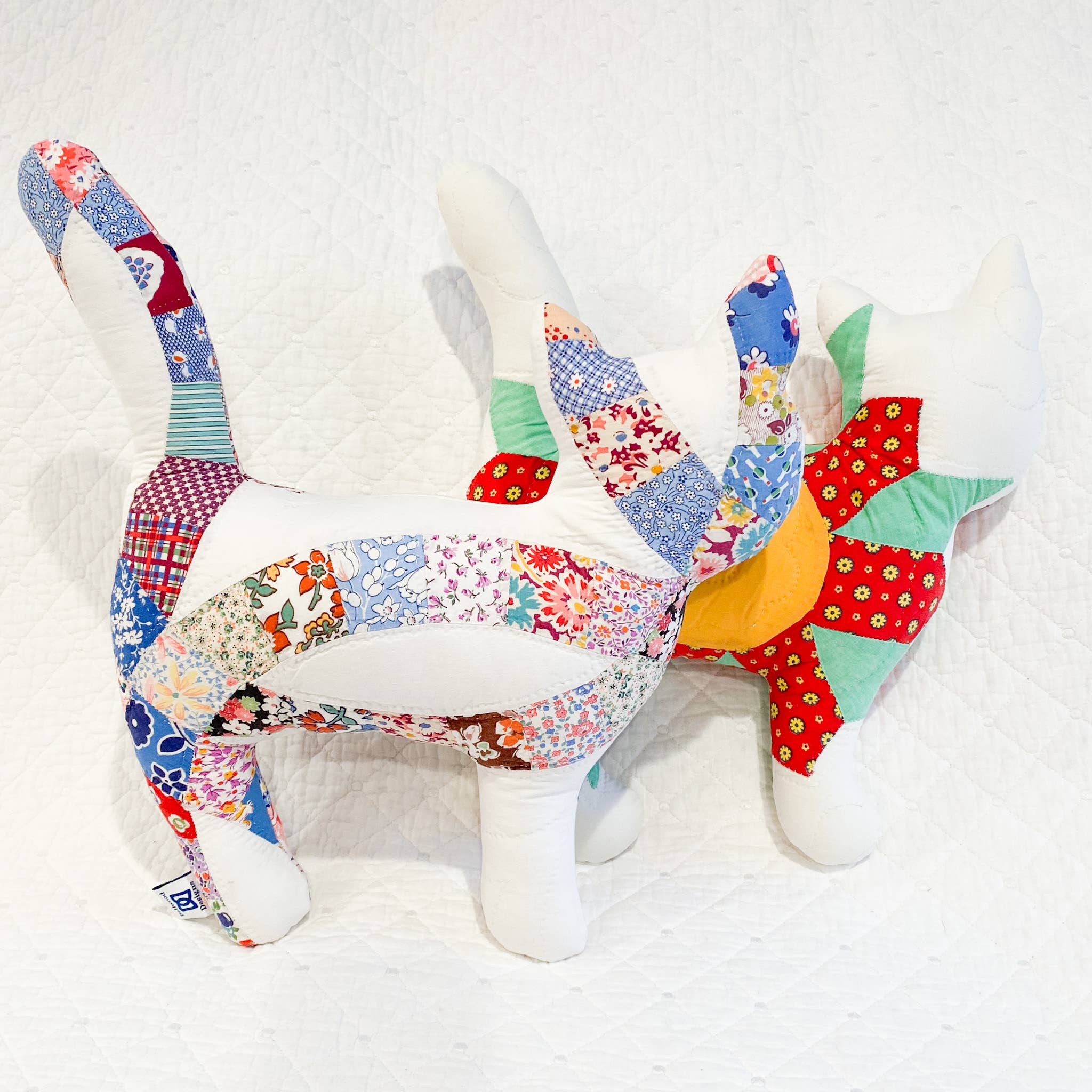 Dellwood Designs – Großhandel Kuschel-/Plüschtier – Kind & Baby – Quilt Stuffed Cat im Vintage-Stil — verschiedene Quilts3