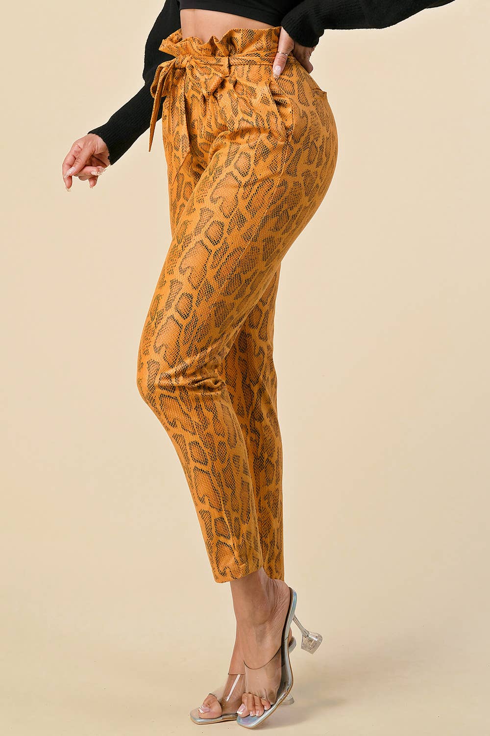 The Sang – wholesale Byxor - Dam – SP4870-2 - SNAKE SKIN SLIM FIT PAPPERSPÅSEBYXOR MED KNYTBÄLTE2