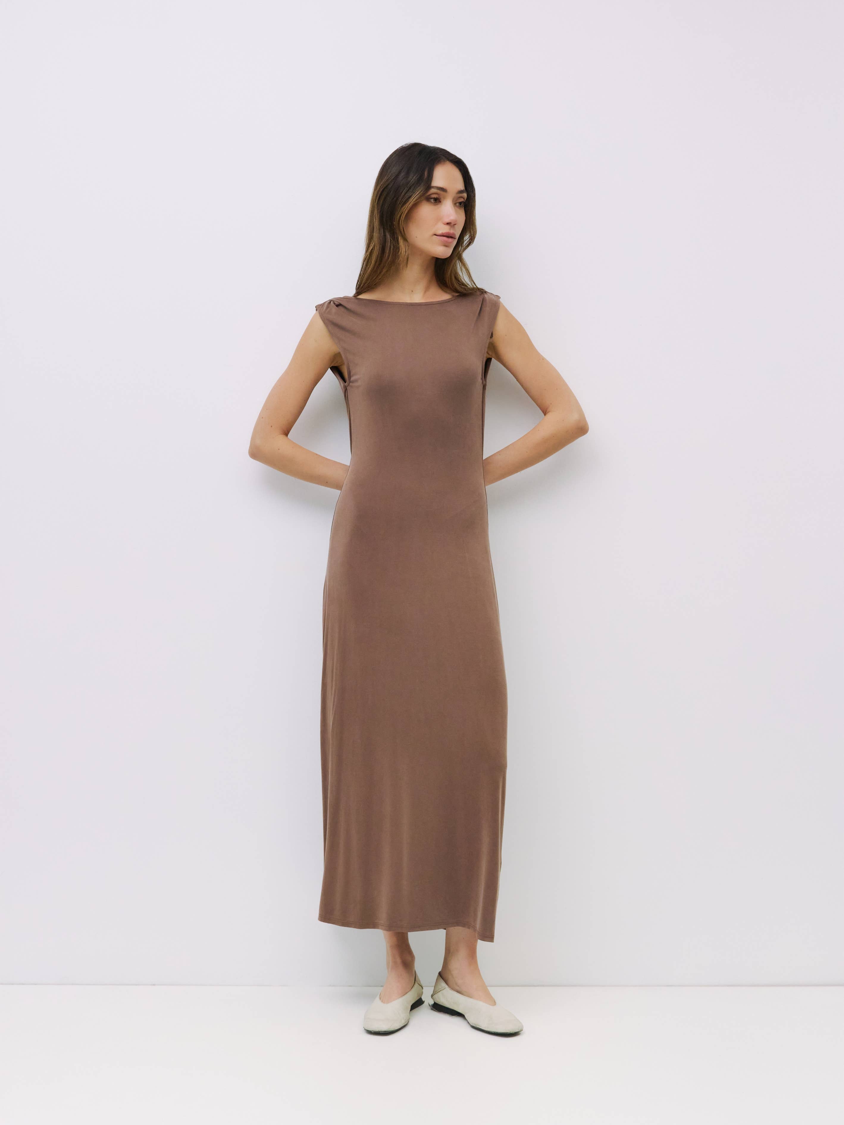 MOD REF – Großhandel Kleid – Damen – Das Benson-Kleid | Strick-Maxikleid mit Wasserfallausschnitt am Rücken13