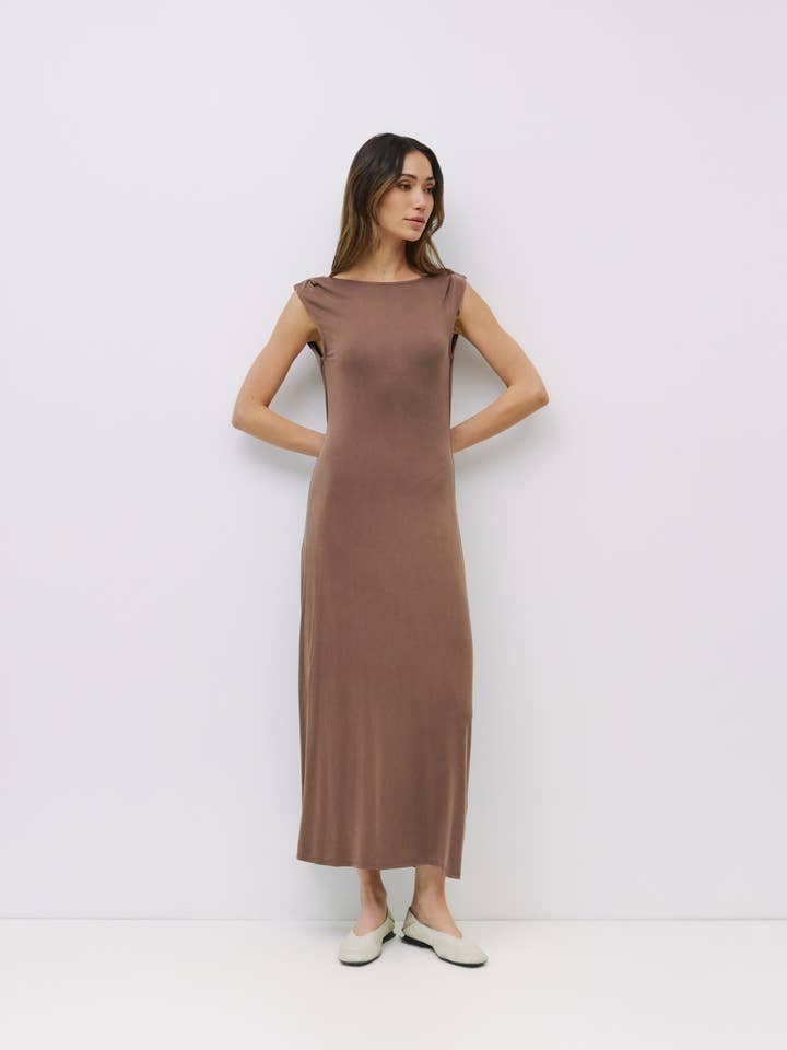 MOD REF – Großhandel Kleid – Damen – Das Benson-Kleid | Strick-Maxikleid mit Wasserfallausschnitt am Rücken13