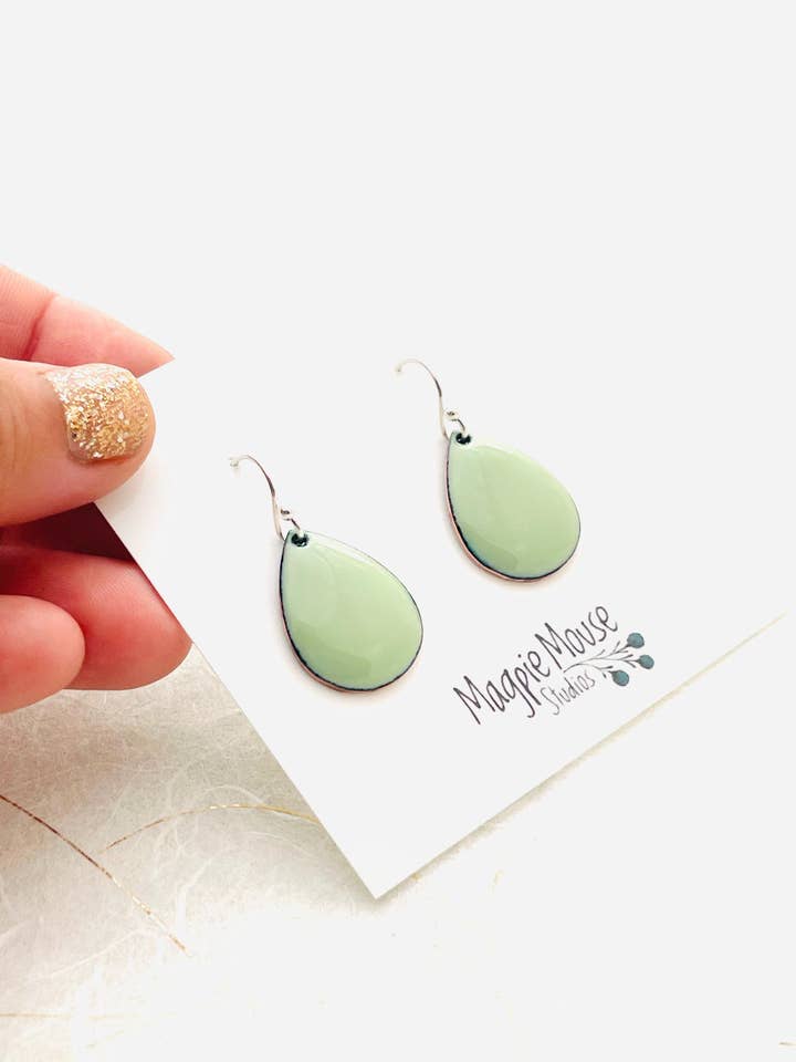 Orecchini a goccia piccoli, smalto verde lichene per la vendita all'ingrosso da parte di Magpie Mouse Studios