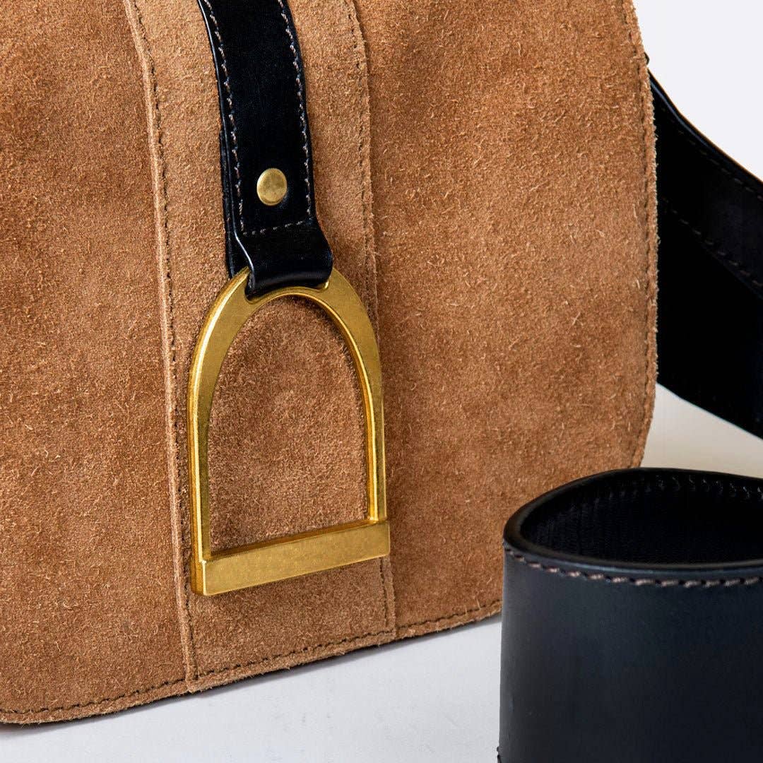 URBAN-EQUESTRIAN - Vendita all'ingrosso Borsa a tracolla - Donna - Signature Staffa - Borsa a Tracolla di Lusso in Pelle con Staffa da Equitazione in Nero su Castagno4