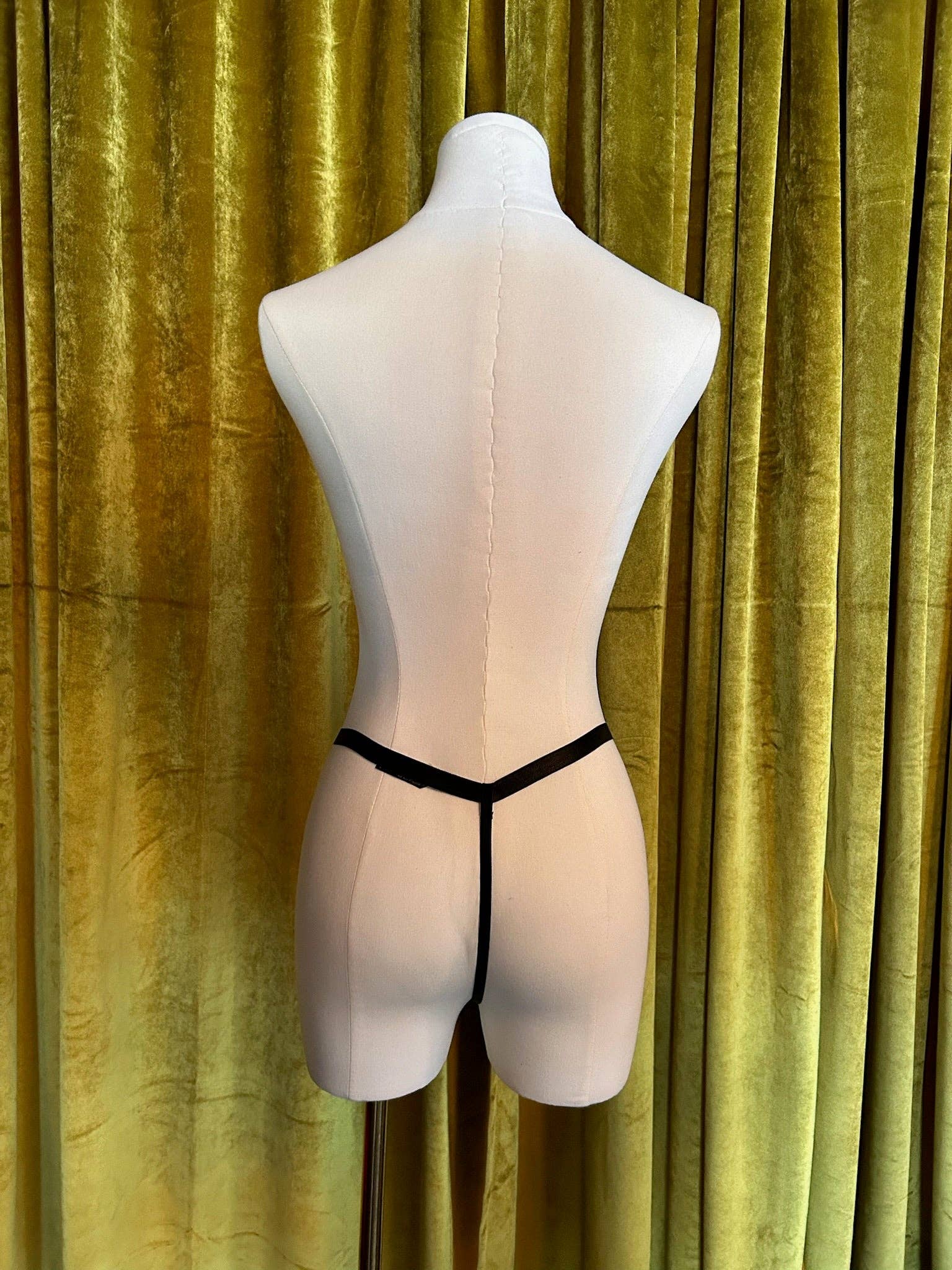 SCHWARZE STICKEREI KILO BRAVA SCHWARZE STICKEREI - ROCK & STRING-TANGA für den Großhandel auf Faire0