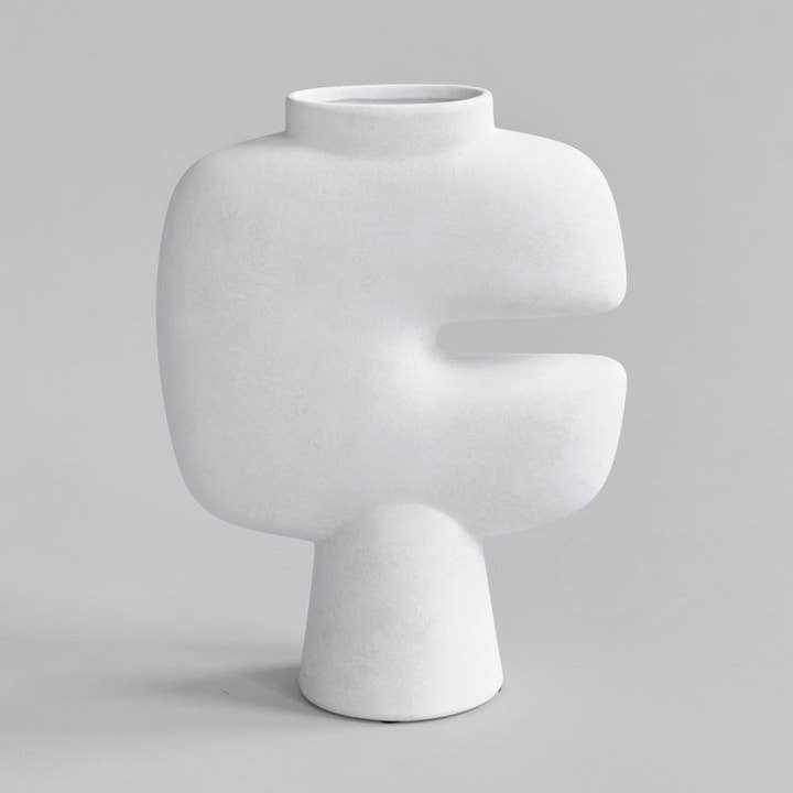 Vase Tribal, Medio - Blanc Os pour la vente par Studio Nordhaven
