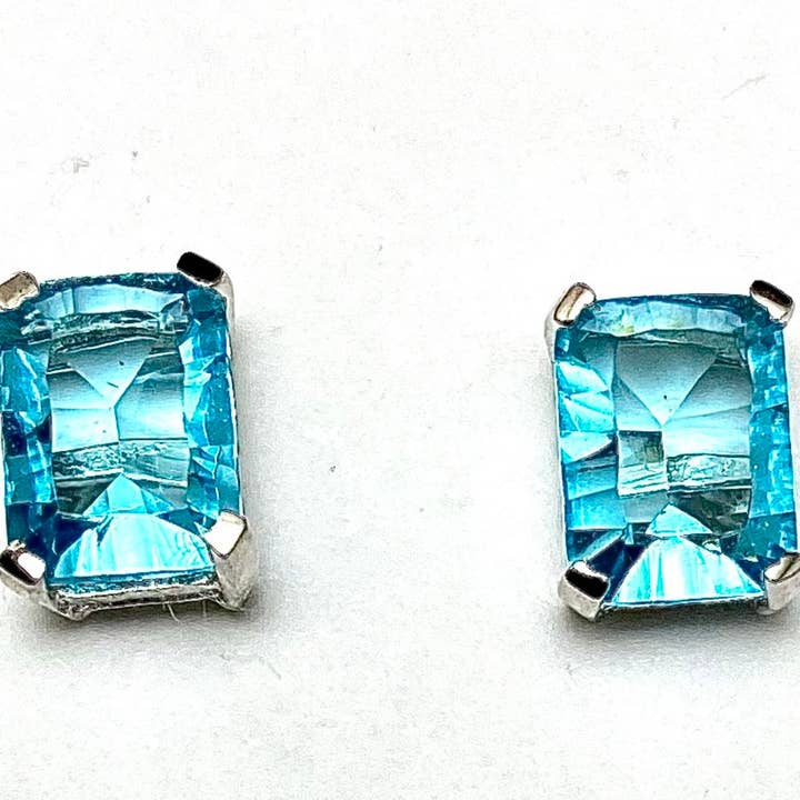 Clous d'oreilles à tige en hélénite bleue de style classique pour la vente par Twan Kee Jewelry