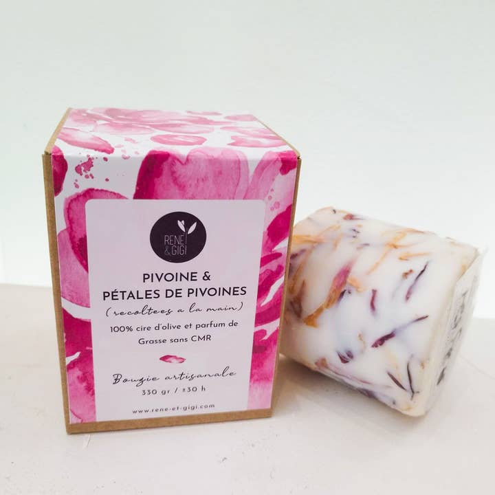 Olijfwax zuilkaars met pioenrozen voor wholesale door René et Gigi